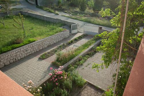 Taman di luar Apartman Ana