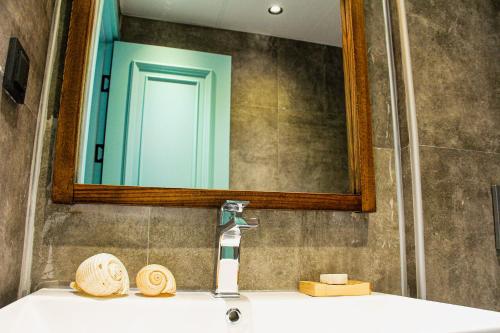 A bathroom at Bi Salkım Bozcaada Otel
