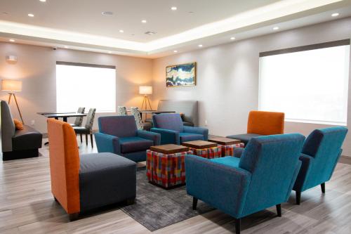 a waiting room with blue chairs and a table at HOTEL PRYOR in Pryor