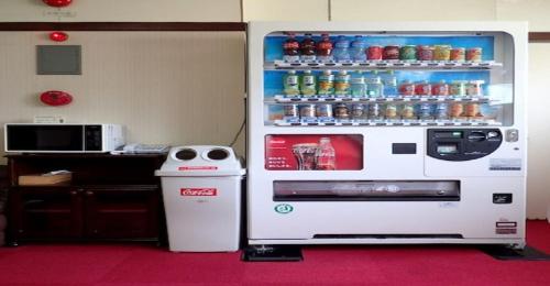 mit einem Kühlschrank gefüllt mit Getränken und einem Mülleimer in der Unterkunft Oyado Matsubaya / Vacation STAY 8069 in Obinata