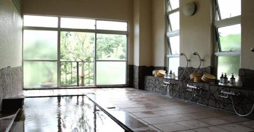Großes Zimmer mit einem großen Fenster und einem Waschbecken in der Unterkunft Oyado Matsubaya / Vacation STAY 8069 in Obinata