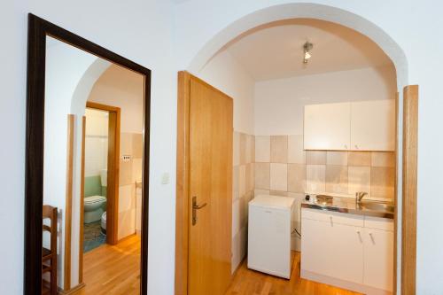 A kitchen or kitchenette at Plitvice Pension Perisic