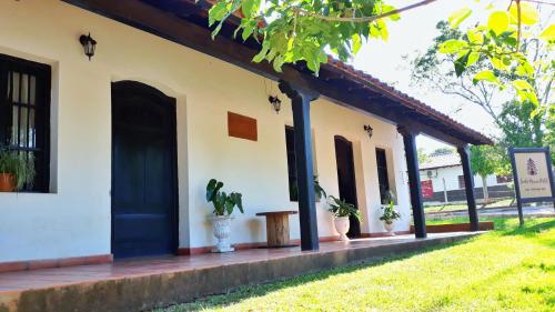 un bâtiment avec une porte bleue et des plantes en pot dans l'établissement Santa Maria Hotel, à Santa María