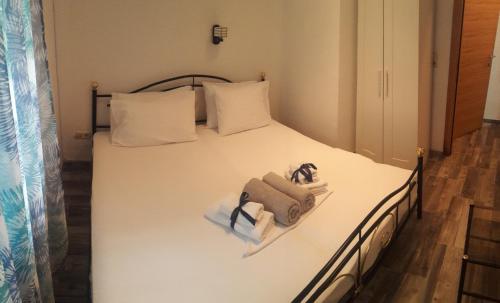 um quarto com uma cama com duas toalhas em Friends 2 Apartment em Perea