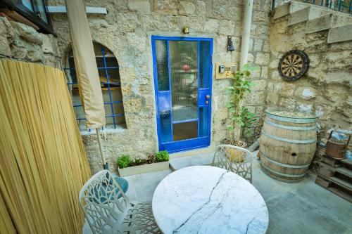 En terrasse eller udendørsområde på La Guta Studio Suite Jerusalem