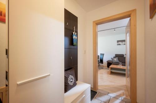 Appartement Unterbering في سول: ممر مع باب يؤدي إلى غرفة المعيشة