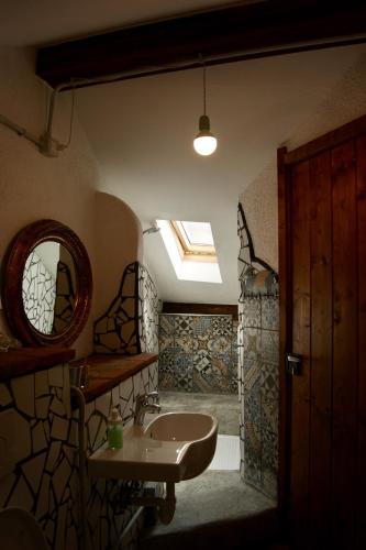 a bathroom with a sink and a mirror at Un coccodrillo a FrAsSiNo in Calizzano