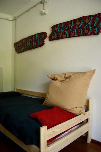 a bedroom with a bed and a pillow on a wall at Un coccodrillo a FrAsSiNo in Calizzano