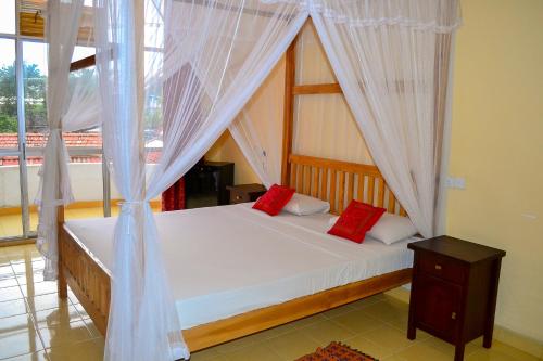 Кровать или кровати в номере Marine Tourist Guest House at Negombo Beach