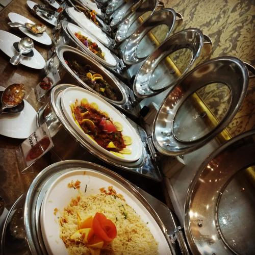 een hoop borden eten op een tafel bij Garden Plaza Hotel in Al Hofuf