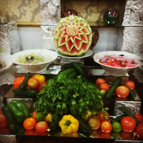 een bos groenten en fruit op een tafel bij Garden Plaza Hotel in Al Hofuf
