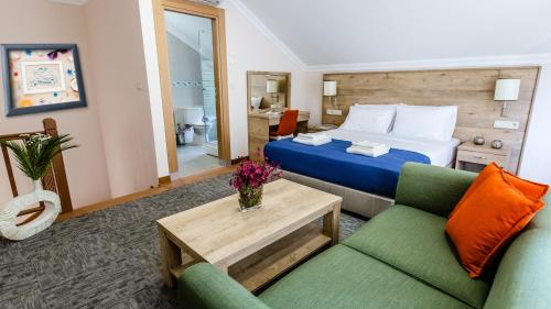 Ένα ή περισσότερα κρεβάτια σε δωμάτιο στο Club Marma Hotel