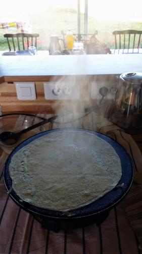 - une pizza au-dessus d'une cuisinière dans l'établissement Ferme de Bellevue, à Landes-le-Gaulois