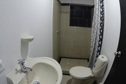 Un baño de COSY STUDIO APARTMENT GREAT LOCATION (203)