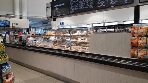 een bakkerijafdeling in een supermarkt met een toonbank bij Hotelli Kärsämäki in Kärsämäki