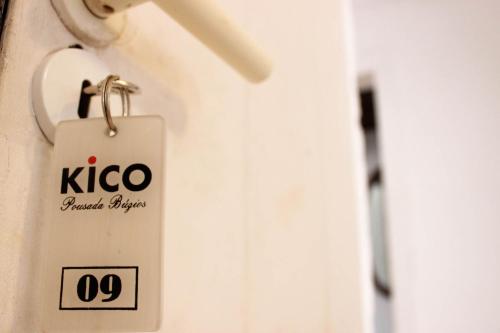 Un certificado, premio, letrero u otro documento en Pousada Kico