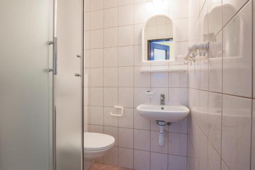 Kylpyhuone majoituspaikassa Willa Pionier