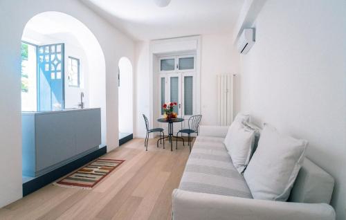 un soggiorno con un divano e un tavolo di Alex Suite a Como
