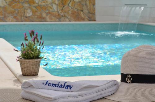 Kolam renang di atau dekat dengan Apartments Tomislav