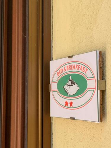 a sign on a wall that reads no breakfast at Ca' degli Ovi b&b in Valenza
