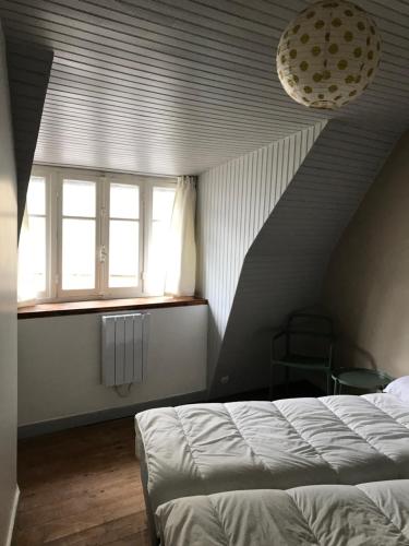 1 Schlafzimmer mit 2 Betten und einem Fenster in der Unterkunft Ker Iliz in Locquirec