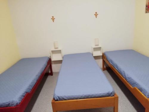 マルツァメミにあるVilla Sarjのベッド2台が備わる部屋