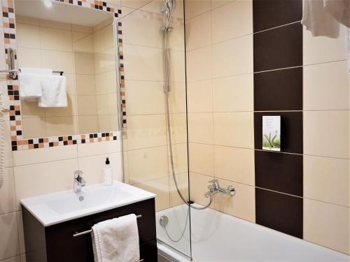 Koupelna v ubytování Kinder- und Familienhotel Nockalm