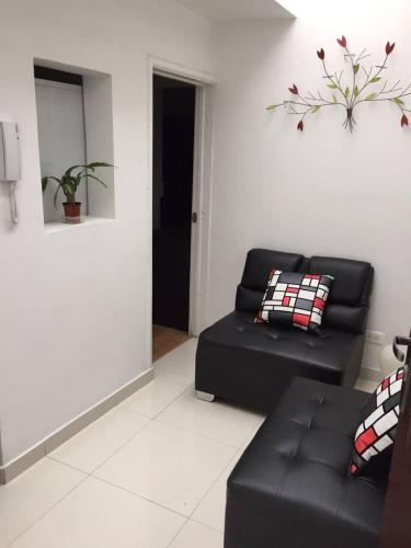 A seating area at BEAUTIFUL APARTMENT NEAR CITY CENTRE. APTO 302