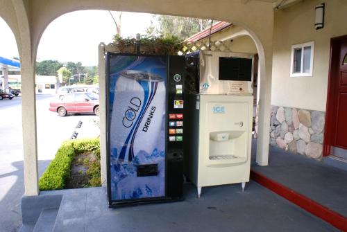 a vending machine sitting outside of a building at Travelers Inn in South San Francisco