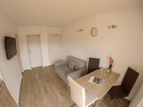 un soggiorno con tavolo e divano di Jaka Apartments a Bled