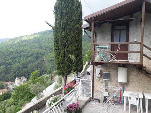 a house with a balcony with a view of a mountain at Agriturismo Nonnamelia in Nasino
