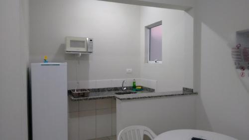 Η κουζίνα ή μικρή κουζίνα στο Apartamento / Kitnetes