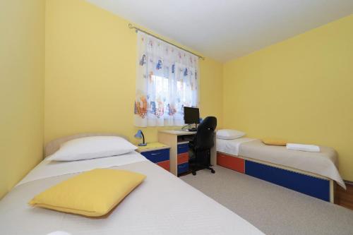 Ліжко або ліжка в номері Apartment Toni Zadar