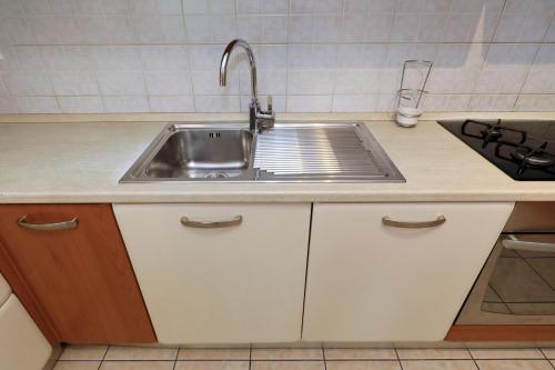 uma cozinha com um lavatório e uma bancada em Apartment Toni Zadar em Zadar