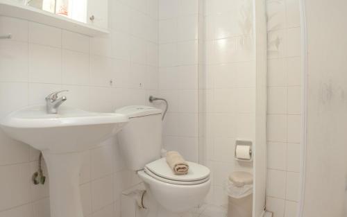 Bilik mandi di Hotel Karagiannis