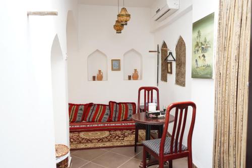 Posezení v ubytování Date Palm Inn