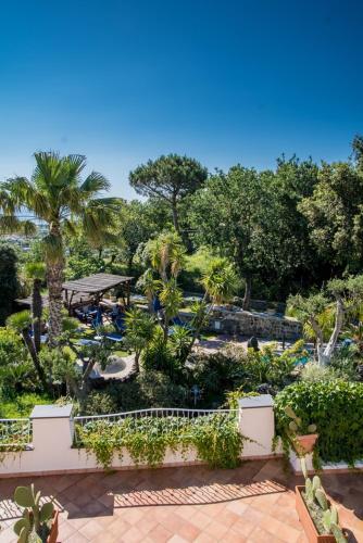 Κήπος έξω από το Hotel Belvedere