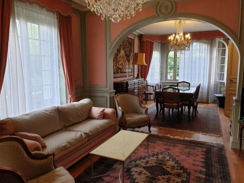 un soggiorno con divano e una sala da pranzo di Villa La Fontaine Sarlat La Caneda a Sarlat-la-Canéda