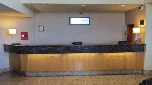 a lobby with a large counter in a room at Baymont Inn & Suites by Wyndham Holbrook in Holbrook