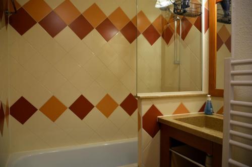 une salle de bain avec douche et lavabo dans l'établissement Appt 4 /5 pers - 3 min. centre ville, à Chamonix-Mont-Blanc