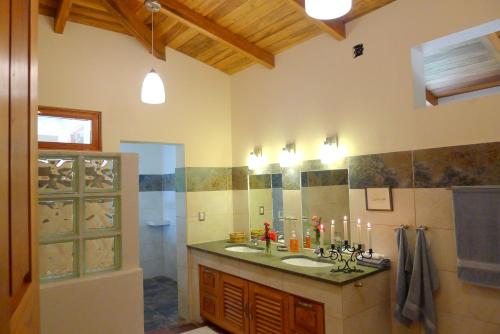 a bathroom with a sink and a shower at Casa Valdres in Santa Cruz La Laguna