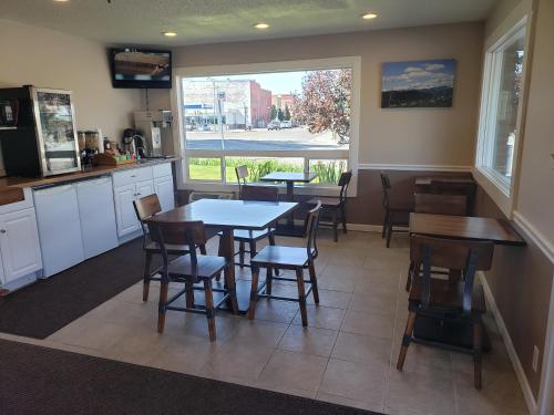 a dining room with a table and chairs and a window at Bridge Street Inn in Baker City