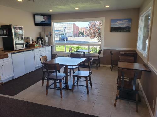 a kitchen with a table and chairs and a window at Bridge Street Inn in Baker City