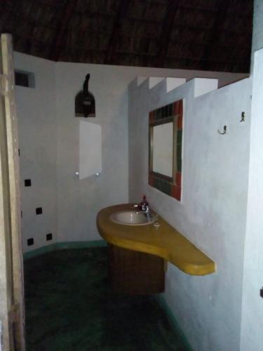 a bathroom with a sink and a mirror at Villa Luna de Miel in Mazunte