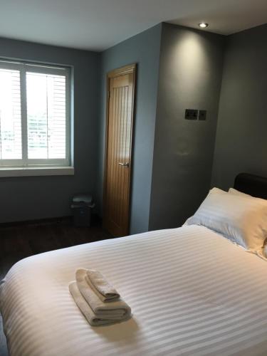 - une chambre avec un lit et 2 serviettes dans l'établissement No 14, à Portsmouth