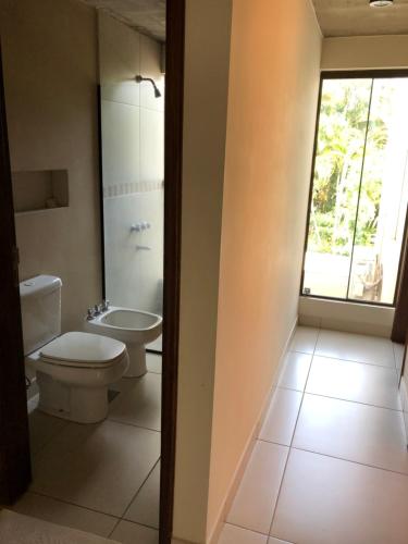 La salle de bains est pourvue de toilettes et d'un lavabo. dans l'établissement Madre Natura, à Asuncion