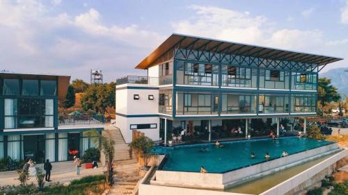 Yên BáiにあるChuồn Chuồn Resort Nghia Lo - Free Sauna & Onsenの正面にプールがある家