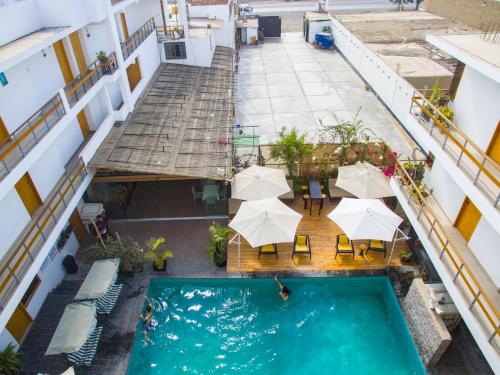an overhead view of a pool on a building with umbrellas at Hotel Miramar in Huarmey