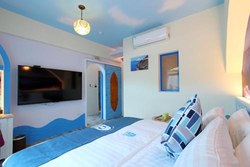 Una cama o camas en una habitación de White Mediterranean