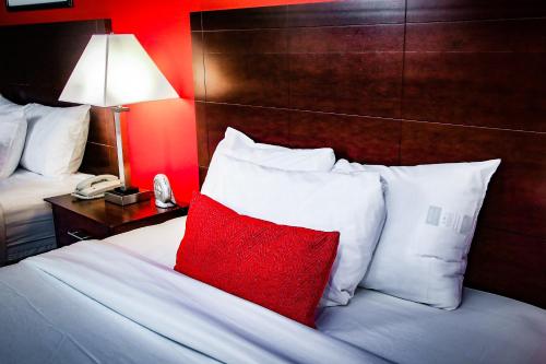 Ένα ή περισσότερα κρεβάτια σε δωμάτιο στο Ramada Hotel & Conference Center by Wyndham Lewiston